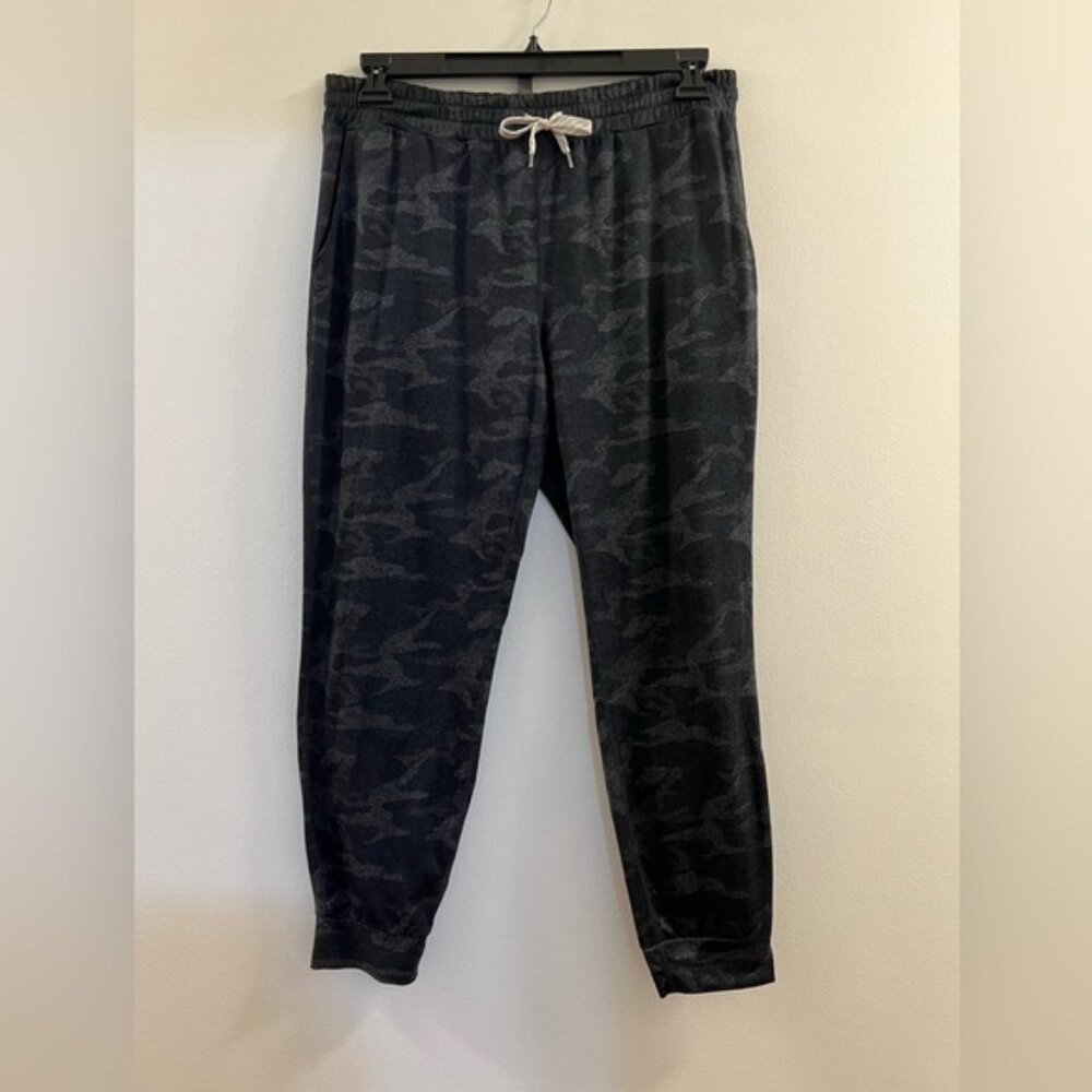 Vuori Women’s Performance Joggers in Black Camo